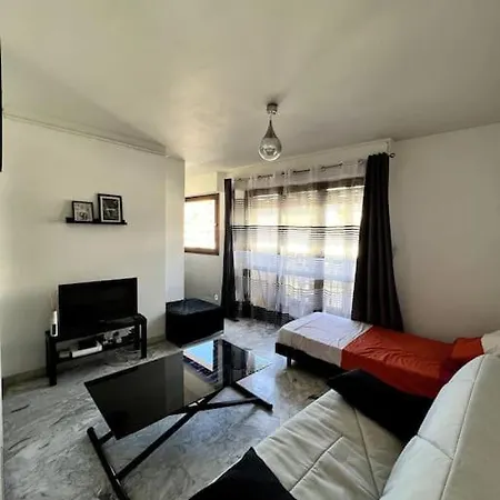 200m De La Apartment *
