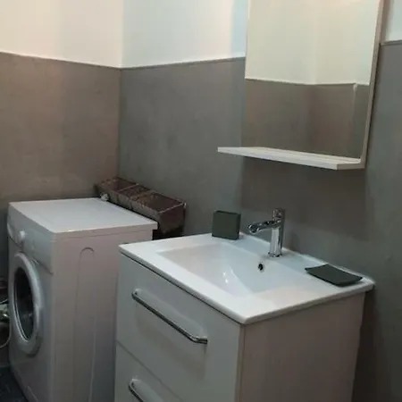 200m De La Apartment